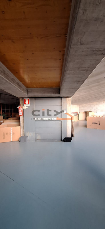 Confini Comune di Romano d'Ezzelino, proponiamo un  CAPANNONE COMMERCIALE di mq.1000 totali, adat...