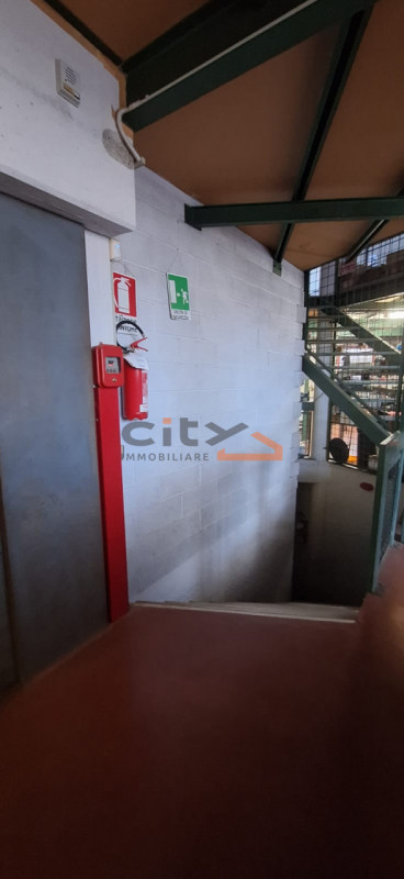 Confini Comune di Romano d'Ezzelino, proponiamo un  CAPANNONE COMMERCIALE di mq.1000 totali, adat...