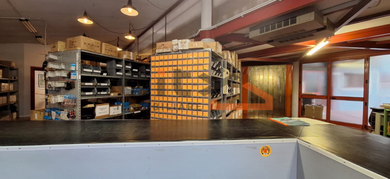 Confini Comune di Romano d'Ezzelino, proponiamo un  CAPANNONE COMMERCIALE di mq.1000 totali, adat...