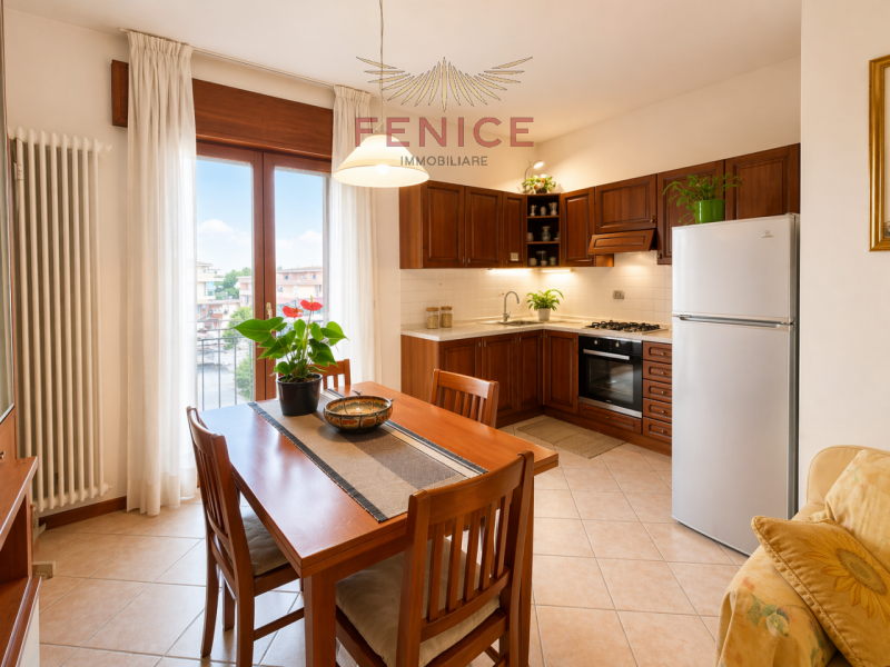 Nel cuore di Caerano di San Marco, proponiamo in vendita un accogliente appartamento trilocale di...