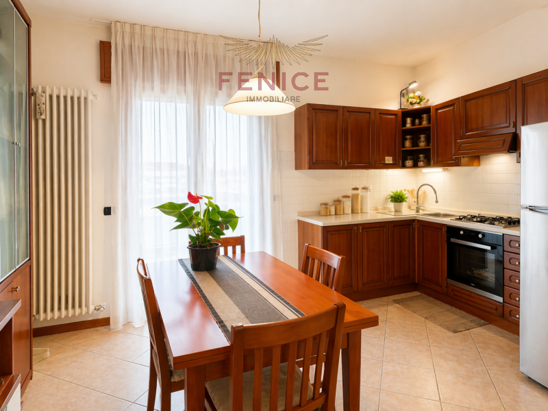 Nel cuore di Caerano di San Marco, proponiamo in vendita un accogliente appartamento trilocale di...