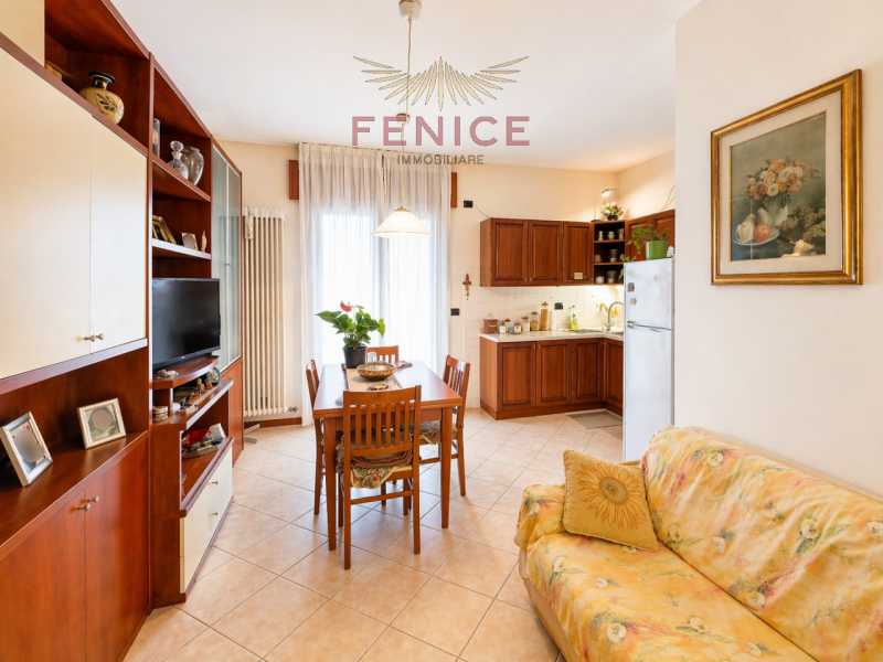 Nel cuore di Caerano di San Marco, proponiamo in vendita un accogliente appartamento trilocale di...