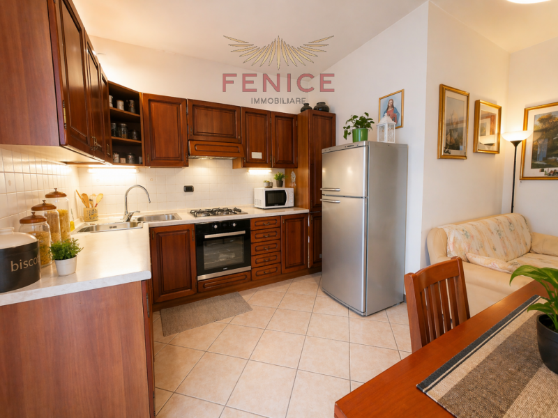 Nel cuore di Caerano di San Marco, proponiamo in vendita un accogliente appartamento trilocale di...