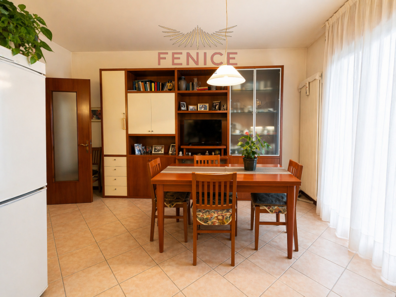 Nel cuore di Caerano di San Marco, proponiamo in vendita un accogliente appartamento trilocale di...