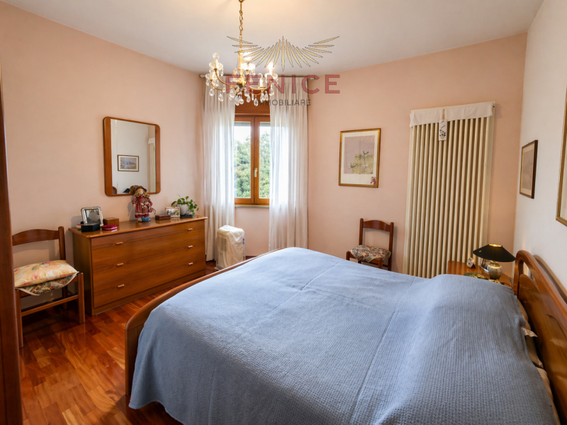 Nel cuore di Caerano di San Marco, proponiamo in vendita un accogliente appartamento trilocale di...