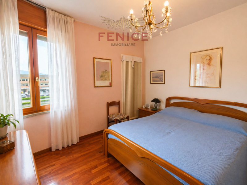 Nel cuore di Caerano di San Marco, proponiamo in vendita un accogliente appartamento trilocale di...