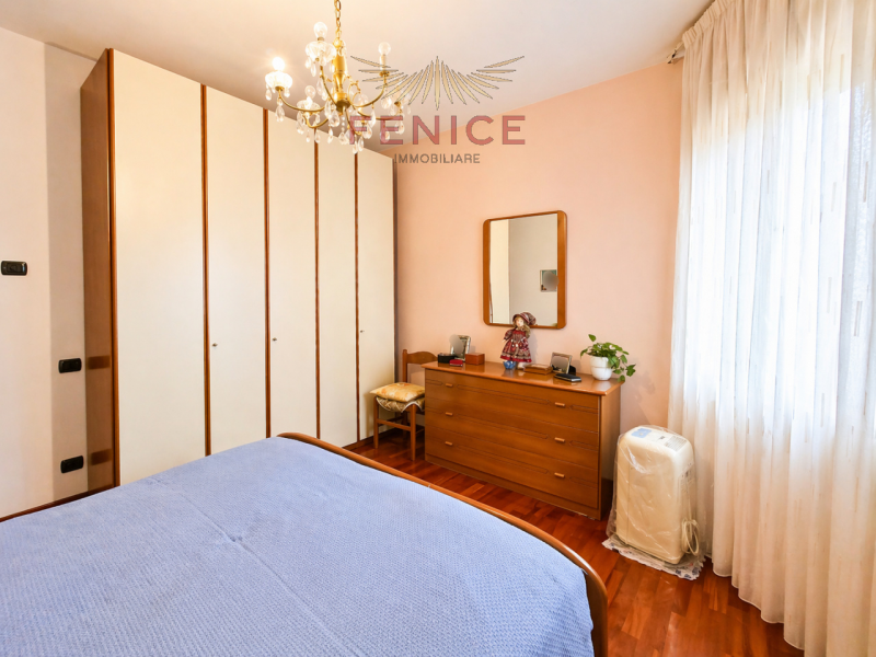 Nel cuore di Caerano di San Marco, proponiamo in vendita un accogliente appartamento trilocale di...