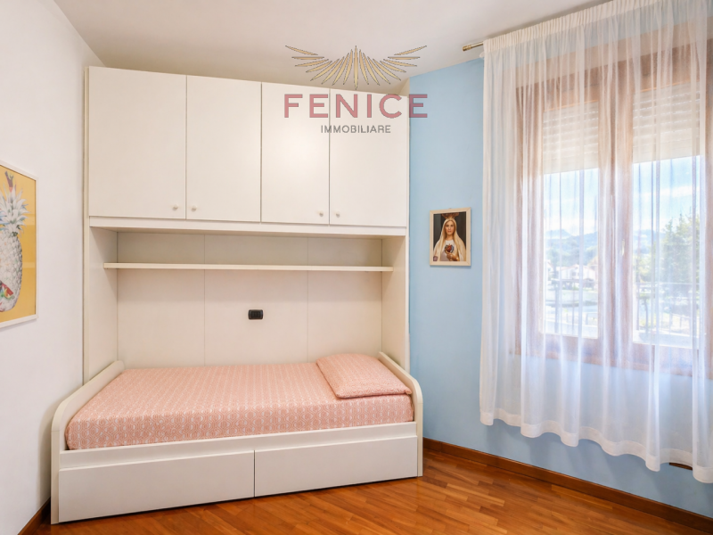 Nel cuore di Caerano di San Marco, proponiamo in vendita un accogliente appartamento trilocale di...