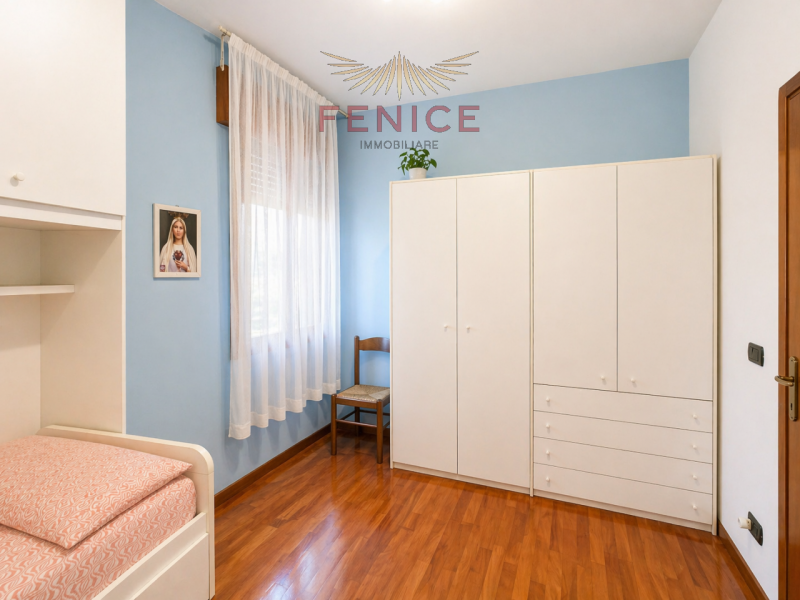 Nel cuore di Caerano di San Marco, proponiamo in vendita un accogliente appartamento trilocale di...