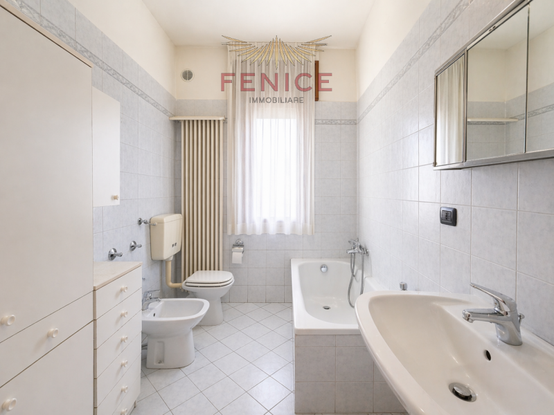 Nel cuore di Caerano di San Marco, proponiamo in vendita un accogliente appartamento trilocale di...