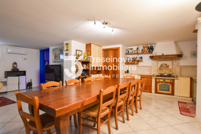 (Per INFO Feltrin ing. Gianni 3288349492) Proponiamo in vendita splendida casa singola situata ne...