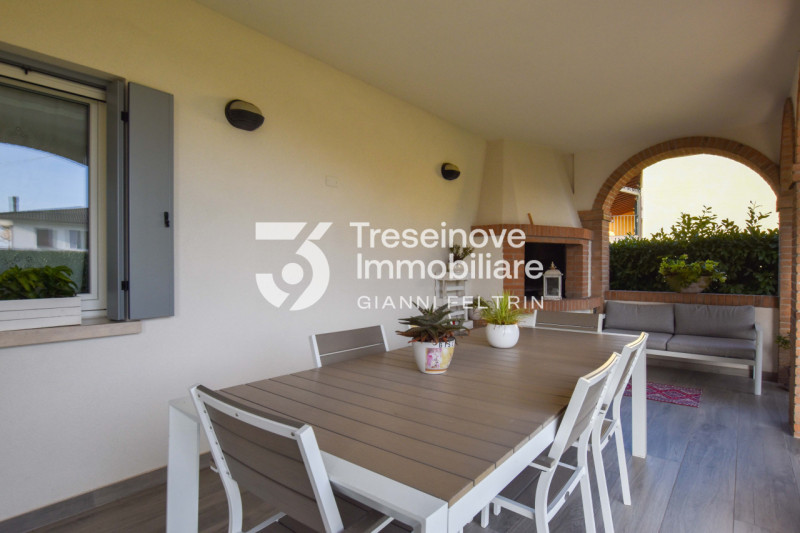 (Per INFO Feltrin ing. Gianni 3288349492) Proponiamo in vendita splendida casa singola situata ne...