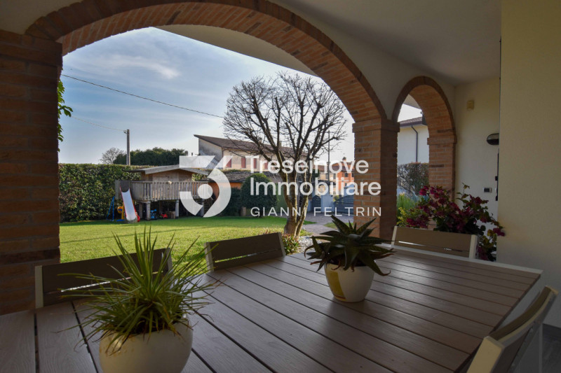 (Per INFO Feltrin ing. Gianni 3288349492) Proponiamo in vendita splendida casa singola situata ne...