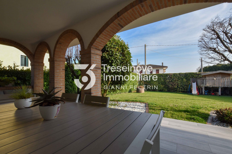 (Per INFO Feltrin ing. Gianni 3288349492) Proponiamo in vendita splendida casa singola situata ne...