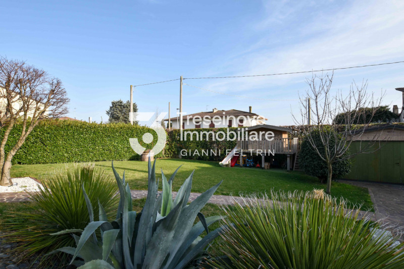 (Per INFO Feltrin ing. Gianni 3288349492) Proponiamo in vendita splendida casa singola situata ne...