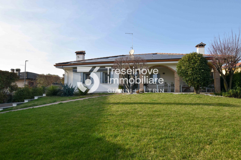 (Per INFO Feltrin ing. Gianni 3288349492) Proponiamo in vendita splendida casa singola situata ne...