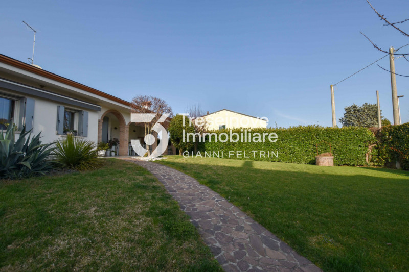 (Per INFO Feltrin ing. Gianni 3288349492) Proponiamo in vendita splendida casa singola situata ne...