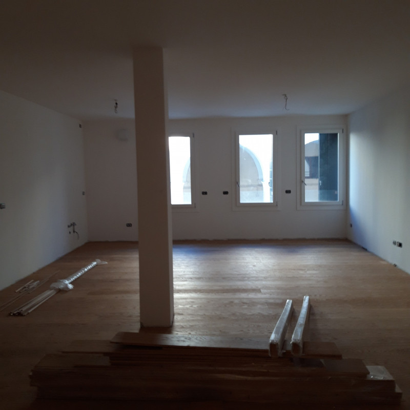 Questo appartamento quadrilocale, situato in una  zona centrale della città, rappresenta il perfe...