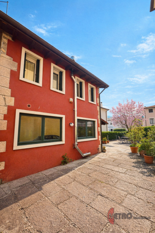 Nel cuore di un contesto tranquillo e riservato, proponiamo una deliziosa casetta singola di circ...