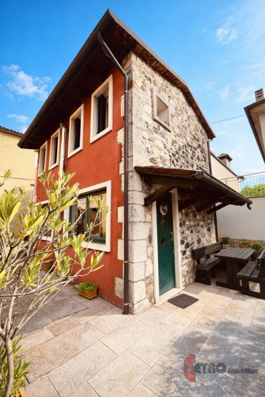 Nel cuore di un contesto tranquillo e riservato, proponiamo una deliziosa casetta singola di circ...