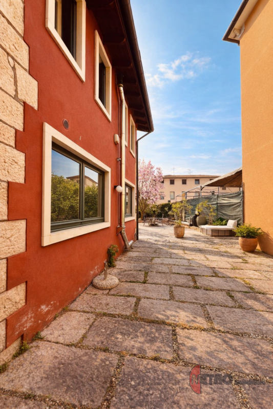 Nel cuore di un contesto tranquillo e riservato, proponiamo una deliziosa casetta singola di circ...