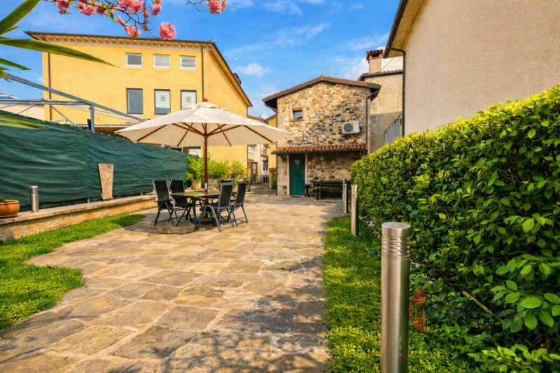 Nel cuore di un contesto tranquillo e riservato, proponiamo una deliziosa casetta singola di circ...