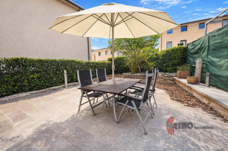 Nel cuore di un contesto tranquillo e riservato, proponiamo una deliziosa casetta singola di circ...