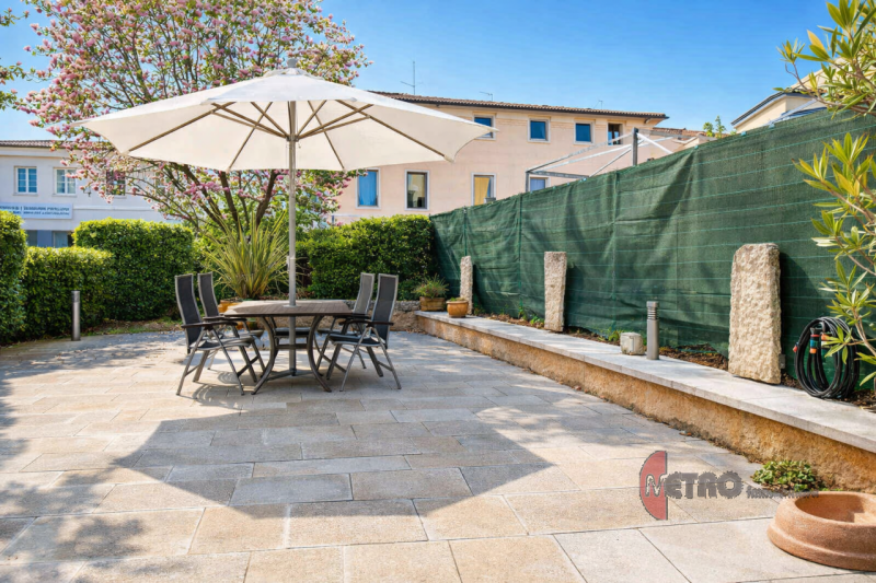 Nel cuore di un contesto tranquillo e riservato, proponiamo una deliziosa casetta singola di circ...