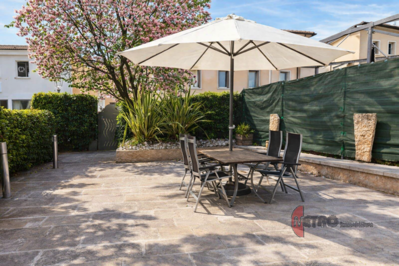 Nel cuore di un contesto tranquillo e riservato, proponiamo una deliziosa casetta singola di circ...