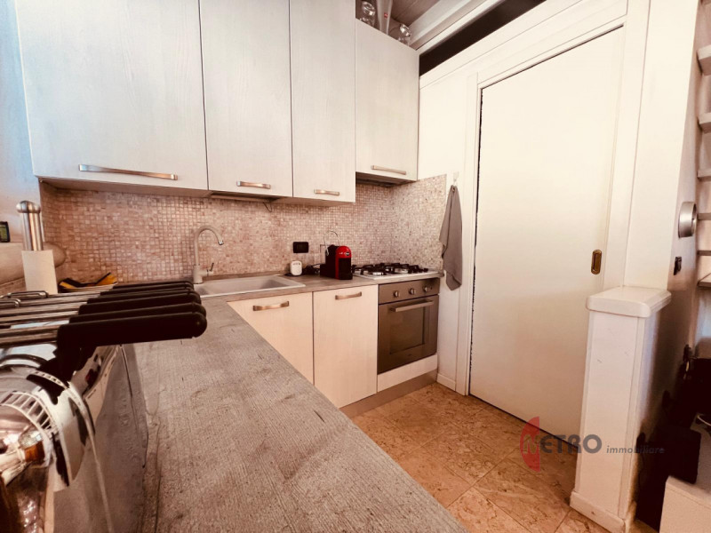 Nel cuore di un contesto tranquillo e riservato, proponiamo una deliziosa casetta singola di circ...