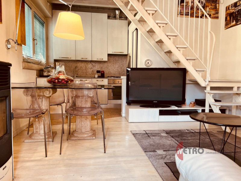 Nel cuore di un contesto tranquillo e riservato, proponiamo una deliziosa casetta singola di circ...