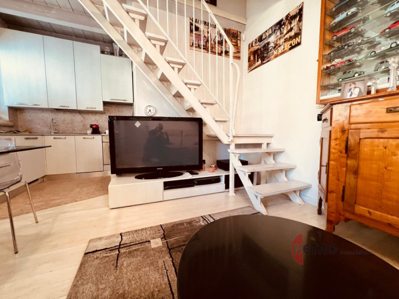 Nel cuore di un contesto tranquillo e riservato, proponiamo una deliziosa casetta singola di circ...