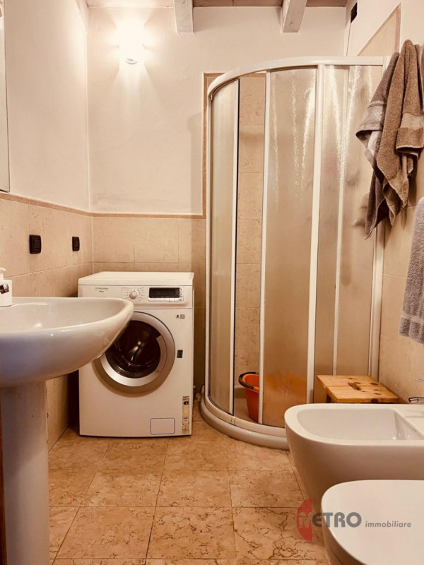 Nel cuore di un contesto tranquillo e riservato, proponiamo una deliziosa casetta singola di circ...