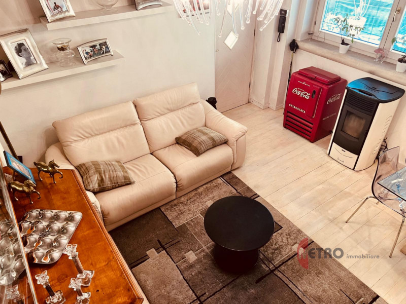 Nel cuore di un contesto tranquillo e riservato, proponiamo una deliziosa casetta singola di circ...