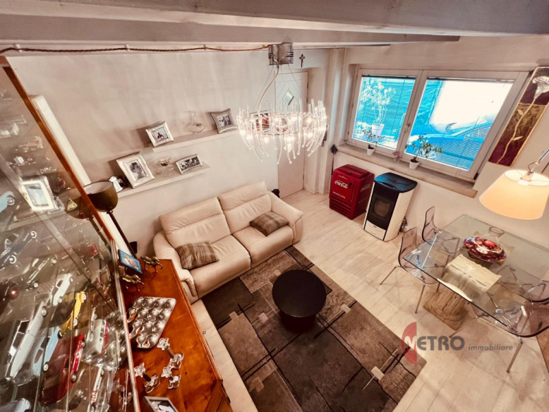 Nel cuore di un contesto tranquillo e riservato, proponiamo una deliziosa casetta singola di circ...