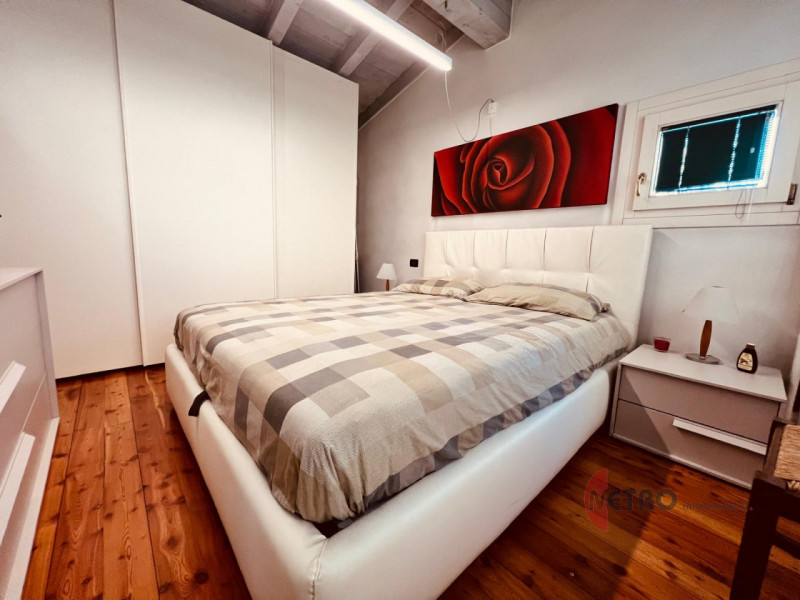 Nel cuore di un contesto tranquillo e riservato, proponiamo una deliziosa casetta singola di circ...