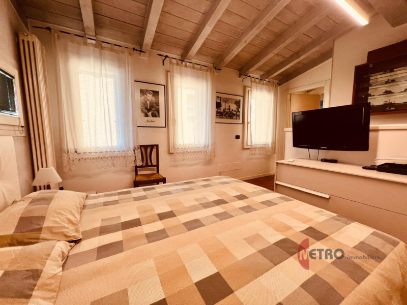 Nel cuore di un contesto tranquillo e riservato, proponiamo una deliziosa casetta singola di circ...