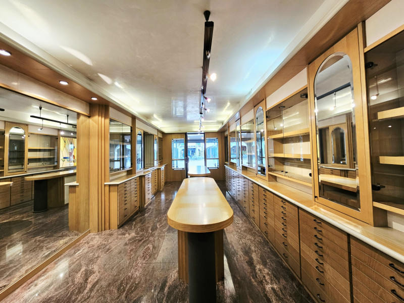 Nel centro di Este, in via Giacomo Matteotti, proponiamo in vendita un ampio negozio, caratterizz...