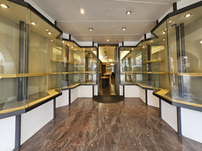 Nel centro di Este, in via Giacomo Matteotti, proponiamo in vendita un ampio negozio, caratterizz...