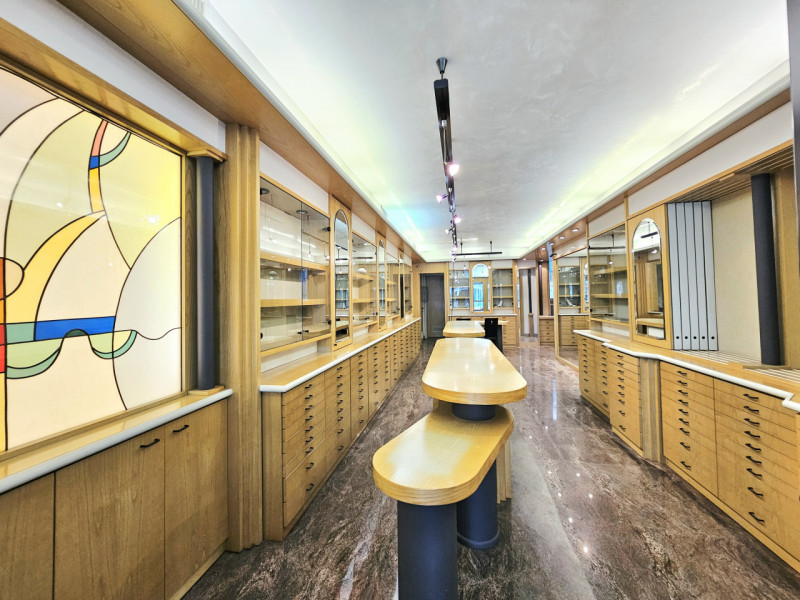 Nel centro di Este, in via Giacomo Matteotti, proponiamo in vendita un ampio negozio, caratterizz...