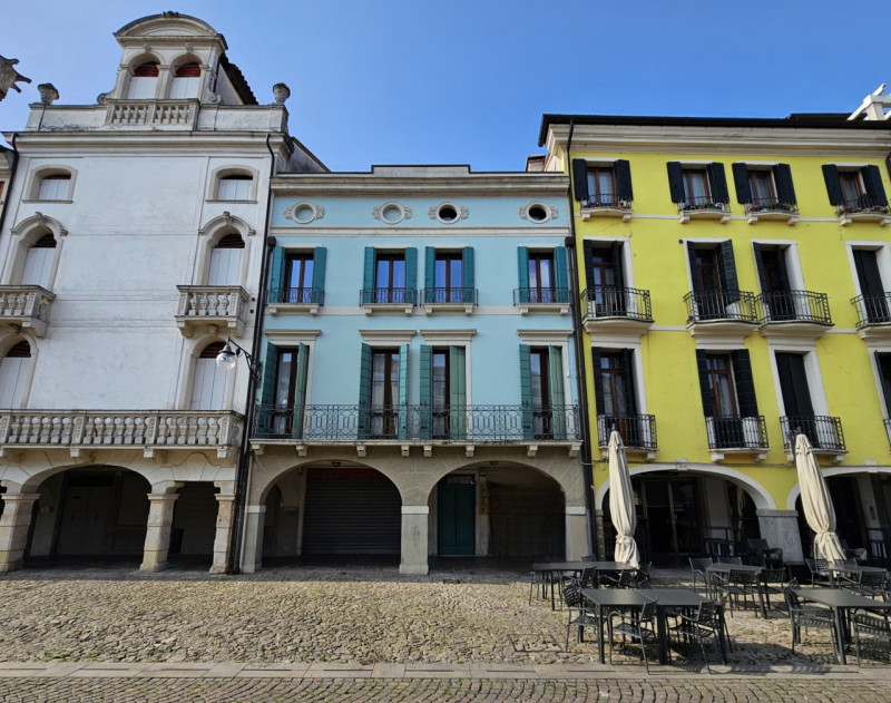 Nel centro di Este, in via Giacomo Matteotti, proponiamo in vendita un ampio negozio, caratterizz...