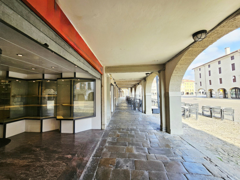 Nel centro di Este, in via Giacomo Matteotti, proponiamo in vendita un ampio negozio, caratterizz...