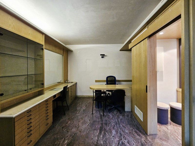 Nel centro di Este, in via Giacomo Matteotti, proponiamo in vendita un ampio negozio, caratterizz...