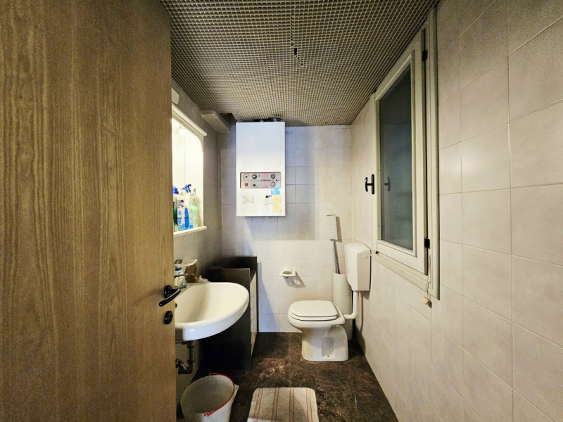 Nel centro di Este, in via Giacomo Matteotti, proponiamo in vendita un ampio negozio, caratterizz...