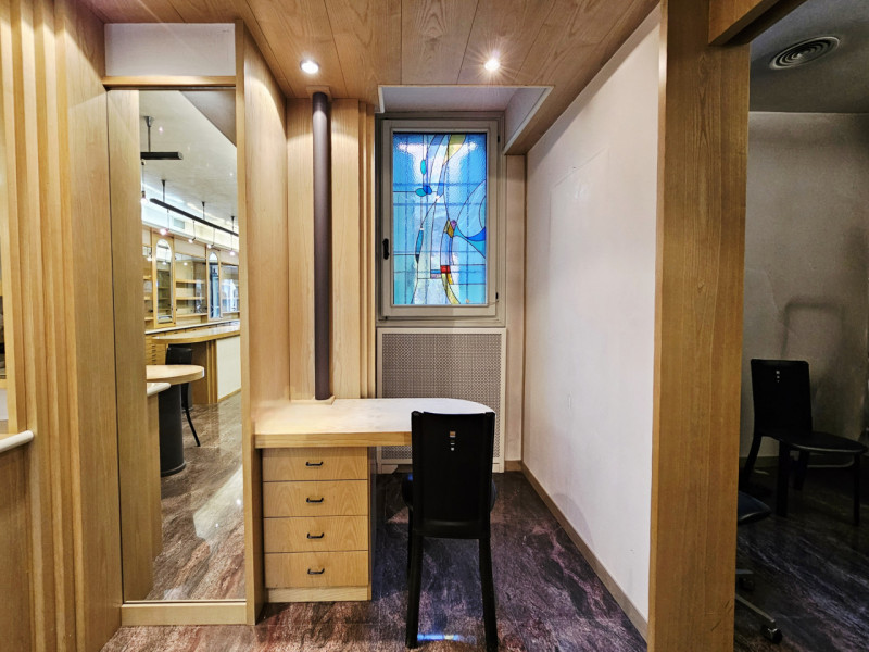 Nel centro di Este, in via Giacomo Matteotti, proponiamo in vendita un ampio negozio, caratterizz...