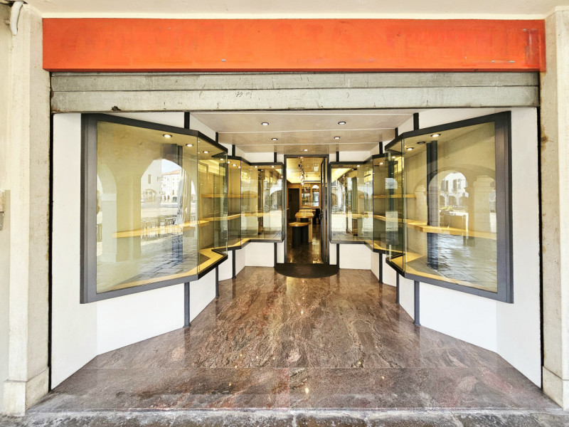 Nel centro di Este, in via Giacomo Matteotti, proponiamo in vendita un ampio negozio, caratterizz...