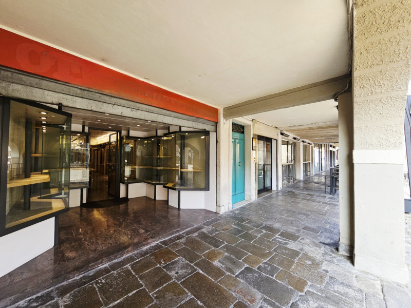 Nel centro di Este, in via Giacomo Matteotti, proponiamo in vendita un ampio negozio, caratterizz...