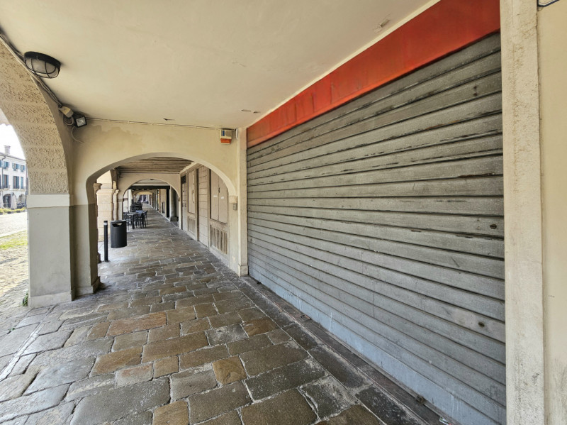 Nel centro di Este, in via Giacomo Matteotti, proponiamo in vendita un ampio negozio, caratterizz...