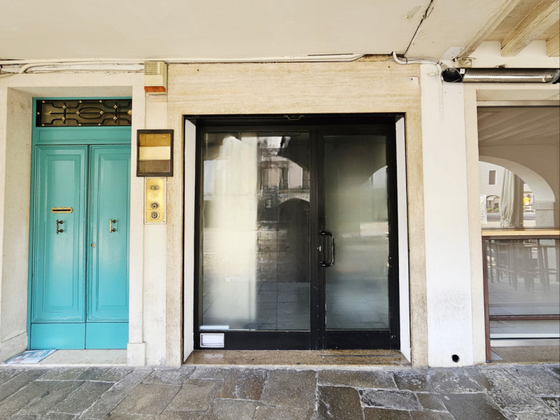 Proponiamo in vendita per investimento, un piccolo locale commerciale di circa 15 mq, situato nel...