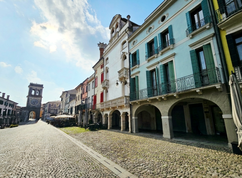 Proponiamo in vendita per investimento, un piccolo locale commerciale di circa 15 mq, situato nel...